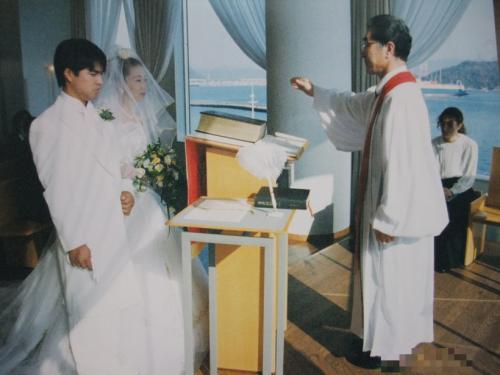 神父と新郎と新婦。