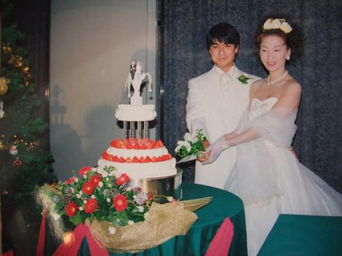 ケーキの上の新郎新婦人形がキモイ。