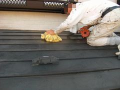 トタン屋根の塗り替え前で重なり部分の水分を飛ばしている