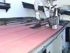 トタン屋根の雪止め部分に刷毛で塗装