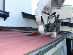 トタン屋根の細かい部分は刷毛で塗装