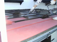 トタン屋根の広い面はローラーで塗装