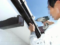 水切り板を交換した後ボルトで留めている