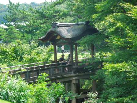 橋上で涼をとる