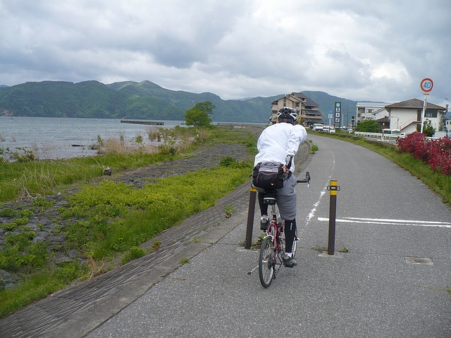 サイクリングロードの車止めポール