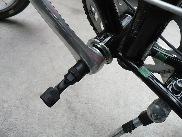 コッタレスクランク抜き工具(自転車専用工具)でクランクを取り外し