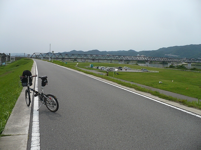 紀の川沿いの道