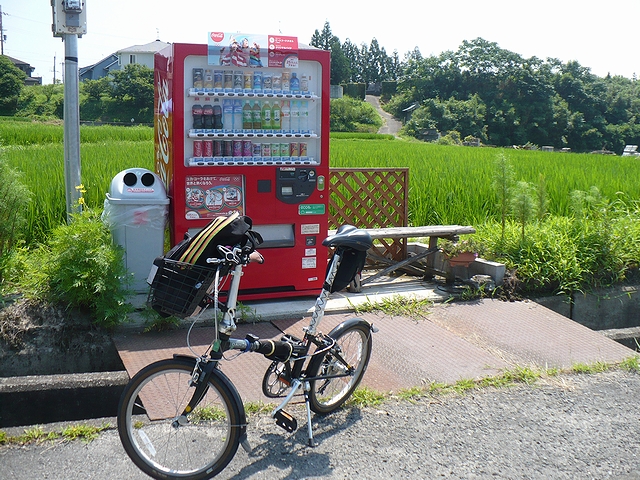 田んぼの前の自動販売機