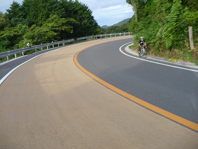 水越峠ですれ違ったローディ