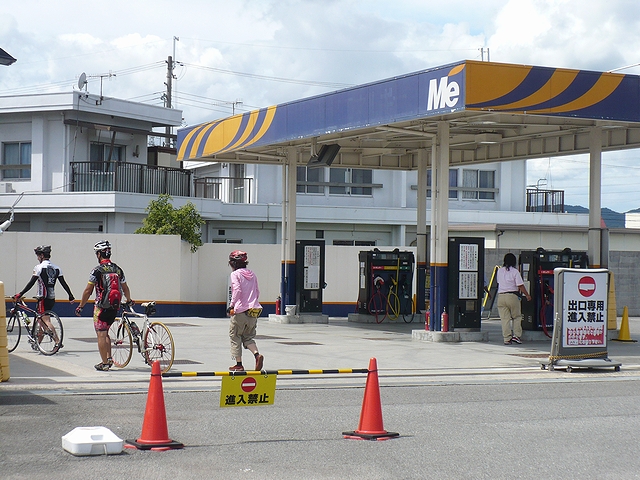ガソリンスタンドで空気入れ