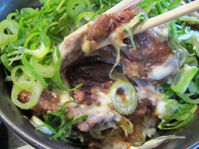 とらや カルビ丼 ネギの下には・・