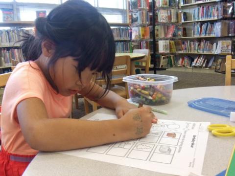 図書館で宿題中