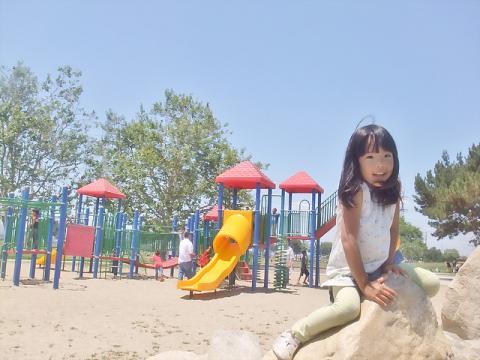 この公園の岩で遊ぶのが好き**