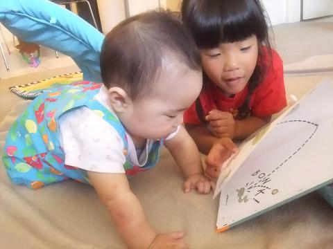 絵本を読む時も、筋トレ筋トレ♪