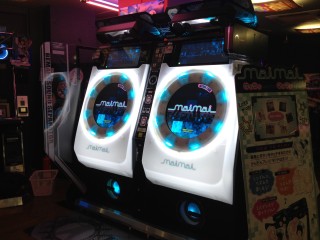 キレイな照明付きのデカイ洗濯機ですね