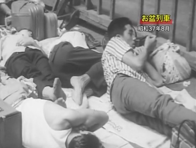 1962年 毎日新聞ニュース お盆列車は超満員