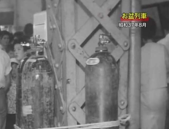 1962年 毎日新聞ニュース お盆列車は超満員
