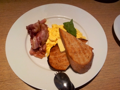 オーガニックスクランブルエッグ w/ トースト + ベーコン