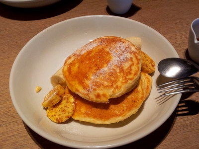 リコッタパンケーキ w/ フレッシュバナナ、ハニーコームバター