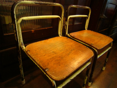 レトロな幼稚園のイス