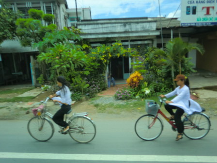アオザイで自転車通学