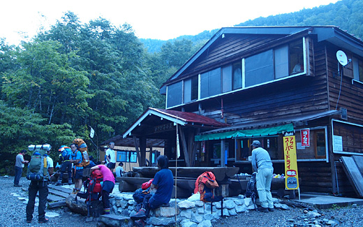 多くの人で賑わうわさび平小屋