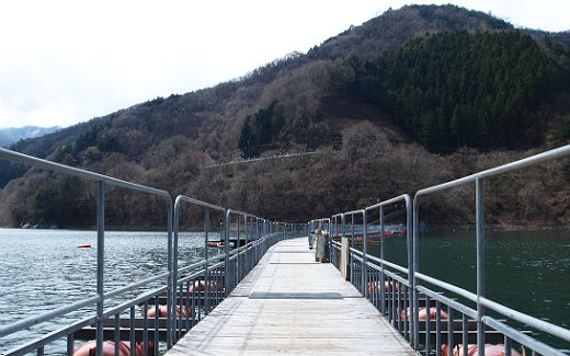 浮橋から振り返る