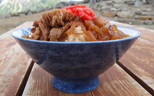 双六小屋の牛丼