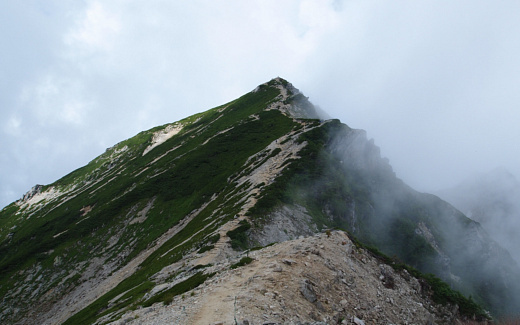 唐松岳山頂を目指す