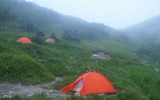 茶臼小屋のテント場