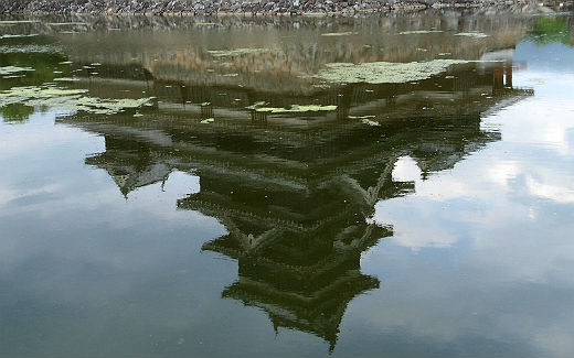 湖面に浮かぶ松本城