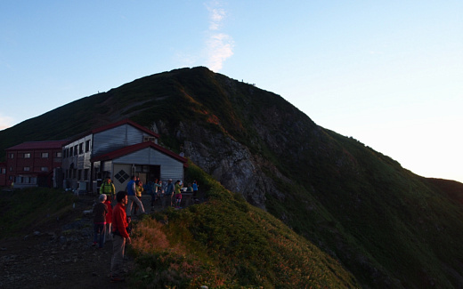 朝日にうっとりする登山者
