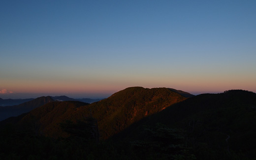 高い山の上に朝日が照り