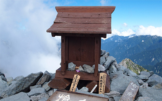 槍ヶ岳山頂の祠