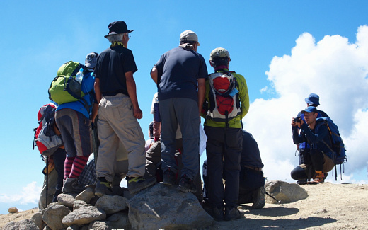 焼岳山頂で記念撮影をする登山者