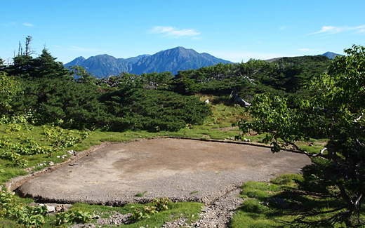 光岳小屋の手前のテント場