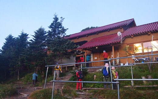 聖平小屋を出発