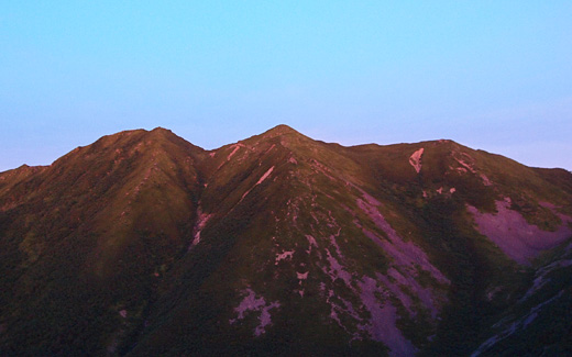 大沢岳が朝日に照らされる