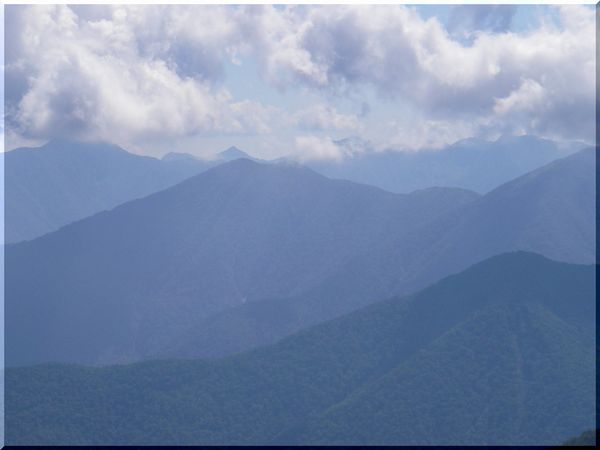 妙敷山の奥に見えるはカムエク??
