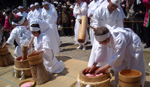 厄除け念仏赤餅つき In 倶利迦羅不動寺 津幡町観光ボランティアガイド つばたふるさと探偵団