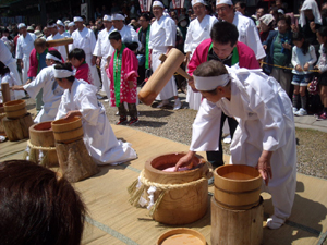 参拝者も参加して念仏赤餅つき 参拝者も参加して念仏赤餅つき