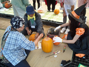 『興味津々』のハロウィンパーティーが開かれた「秋の収穫祭」 『興味津々』のハロウィンパーティーが開かれた「秋の収穫祭」