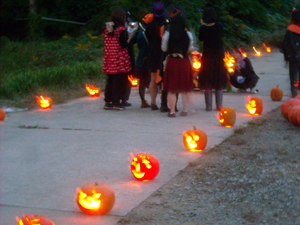 『興味津々』のハロウィンパーティーが開かれた「秋の収穫祭」 『興味津々』のハロウィンパーティーが開かれた「秋の収穫祭」