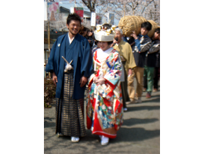 板坂さんの長持唄と見物人の拍手に迎えられた花嫁行列 板坂さんの長持唄と見物人の拍手に迎えられた花嫁行列