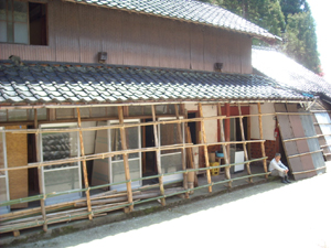 かつては茅葺き屋根の茶屋だった本多さん宅 かつては茅葺き屋根の茶屋だった本多さん宅
