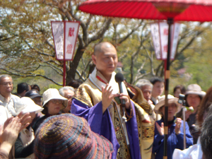 参拝者といっしょに念仏赤餅をいただく五十嵐住職 参拝者といっしょに念仏赤餅をいただく五十嵐住職