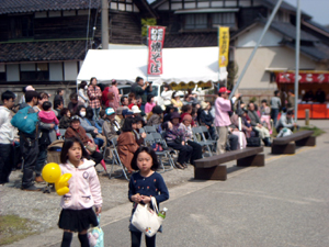 会場ステージを見入る観客たち 会場ステージを見入る観客たち