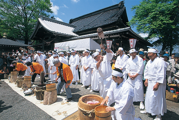 4月28日・29日(午前11時~12時)厄除けの念仏赤餅つき 4月28日・29日(午前11時~12時)厄除けの念仏赤餅つき