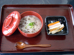 自家製の旬の煮物が付いた『おまん小豆粥』 自家製の旬の煮物が付いた『おまん小豆粥』