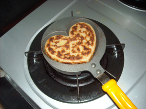 こんがりと焼いてハート型おやきの出来上がり こんがりと焼いてハート型おやきの出来上がり